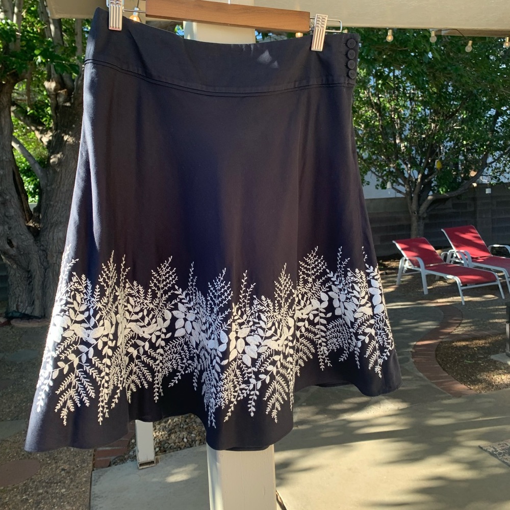 Ann Taylor petites black A-line skirt with white embroidery size 6P